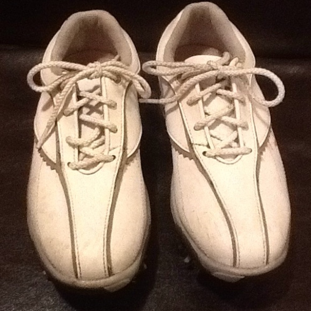 Foot joy junior golf shoes sz.2M. In great shape.