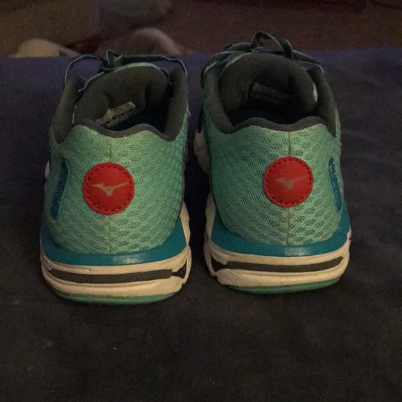 Mizuno running shoes - Picture 3 of 5