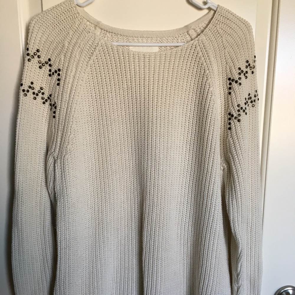 Long-sleeved cream sweater.