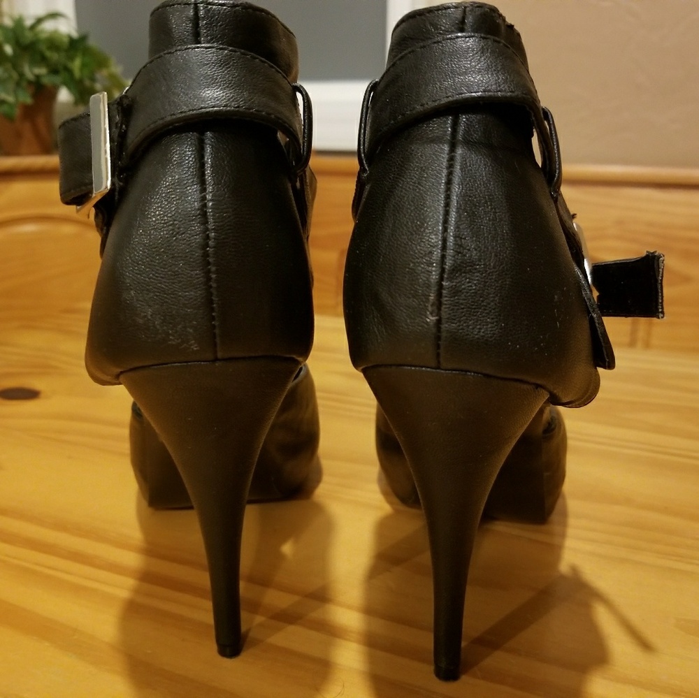 *SOLD* - Charlotte Russe Black Pumps - Picture 3 of 8