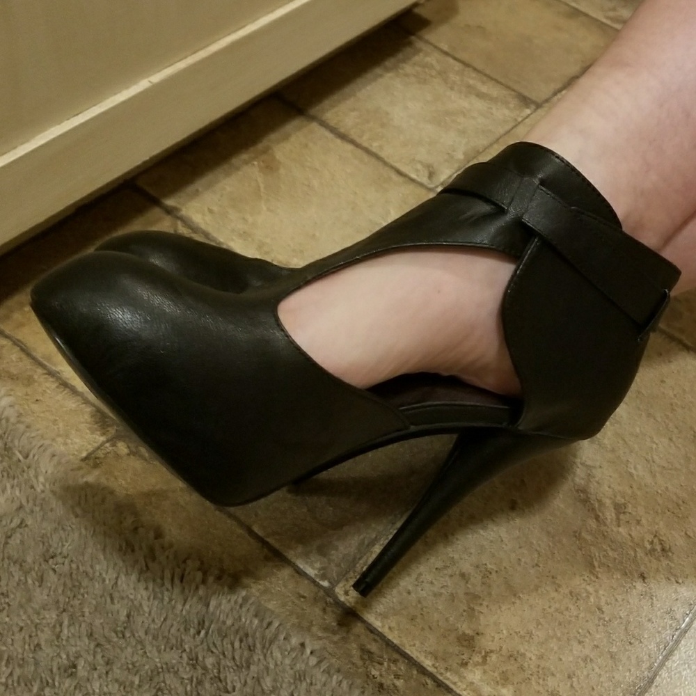 *SOLD* - Charlotte Russe Black Pumps - Picture 5 of 8