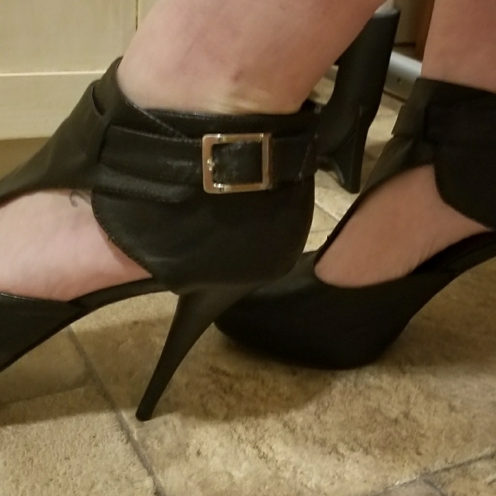 *SOLD* - Charlotte Russe Black Pumps - Picture 6 of 8