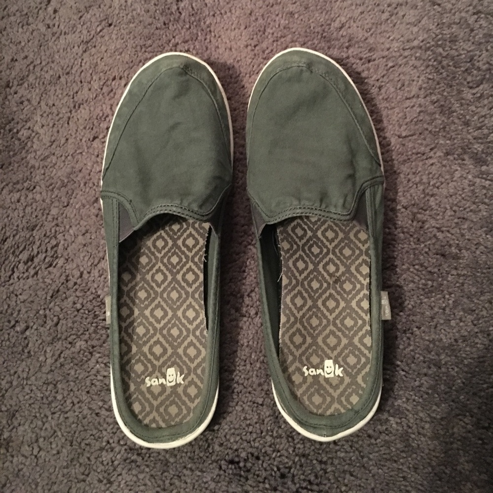 Sanuk slip on's