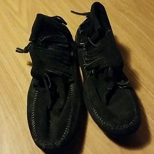 Minnetonka moccasins boots NWOT