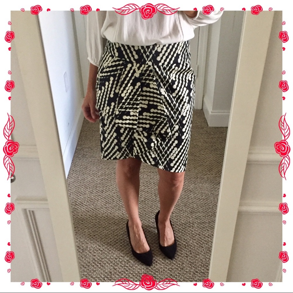 🌹CUTE RUFFLE🌹EUC The Limited Skirt