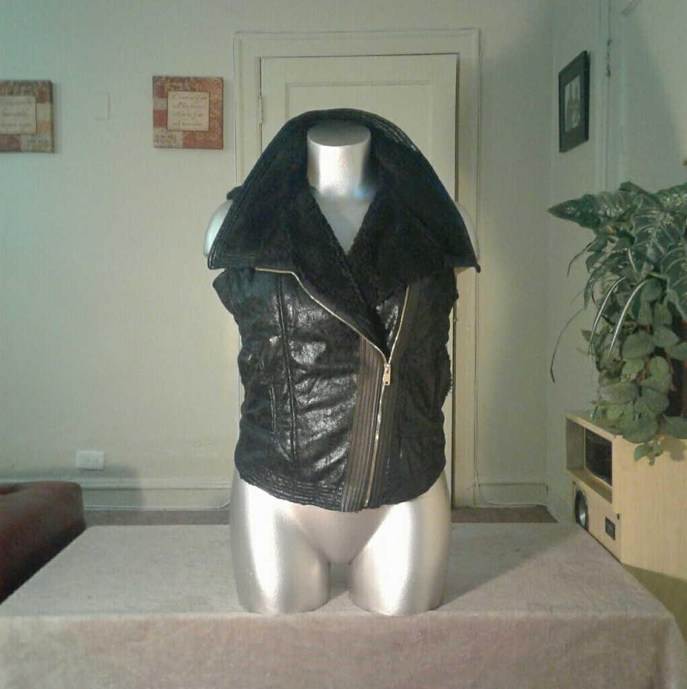 Forever Audrey Black Fury Warm Vest - Picture 3 of 5
