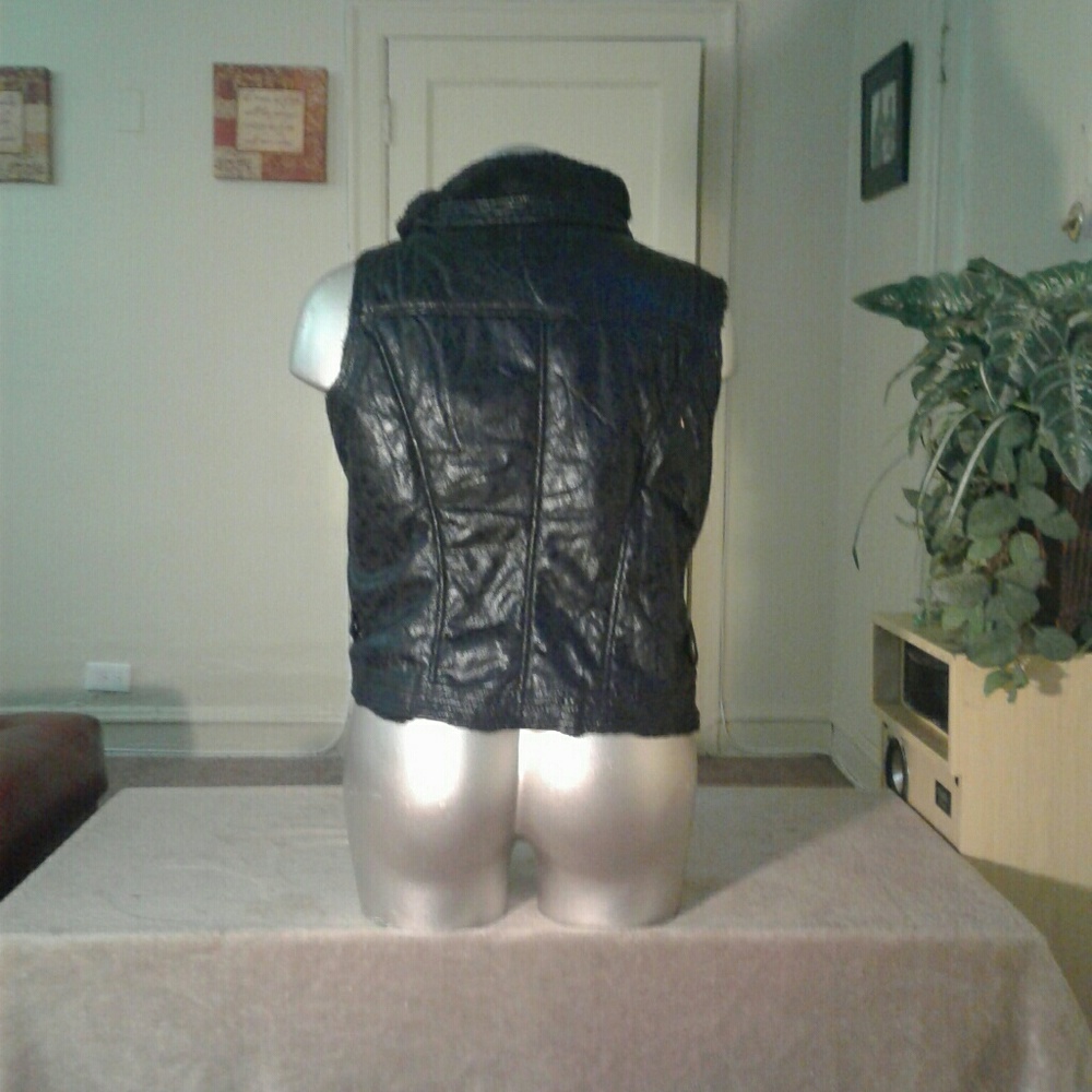 Forever Audrey Black Fury Warm Vest - Picture 5 of 5