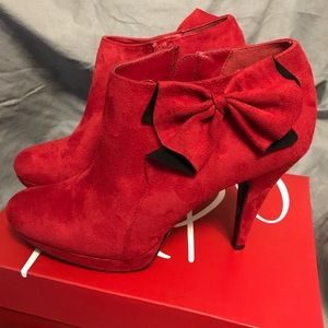 IMPO vegan red booties w/ bow. Sz 9.5. W/box