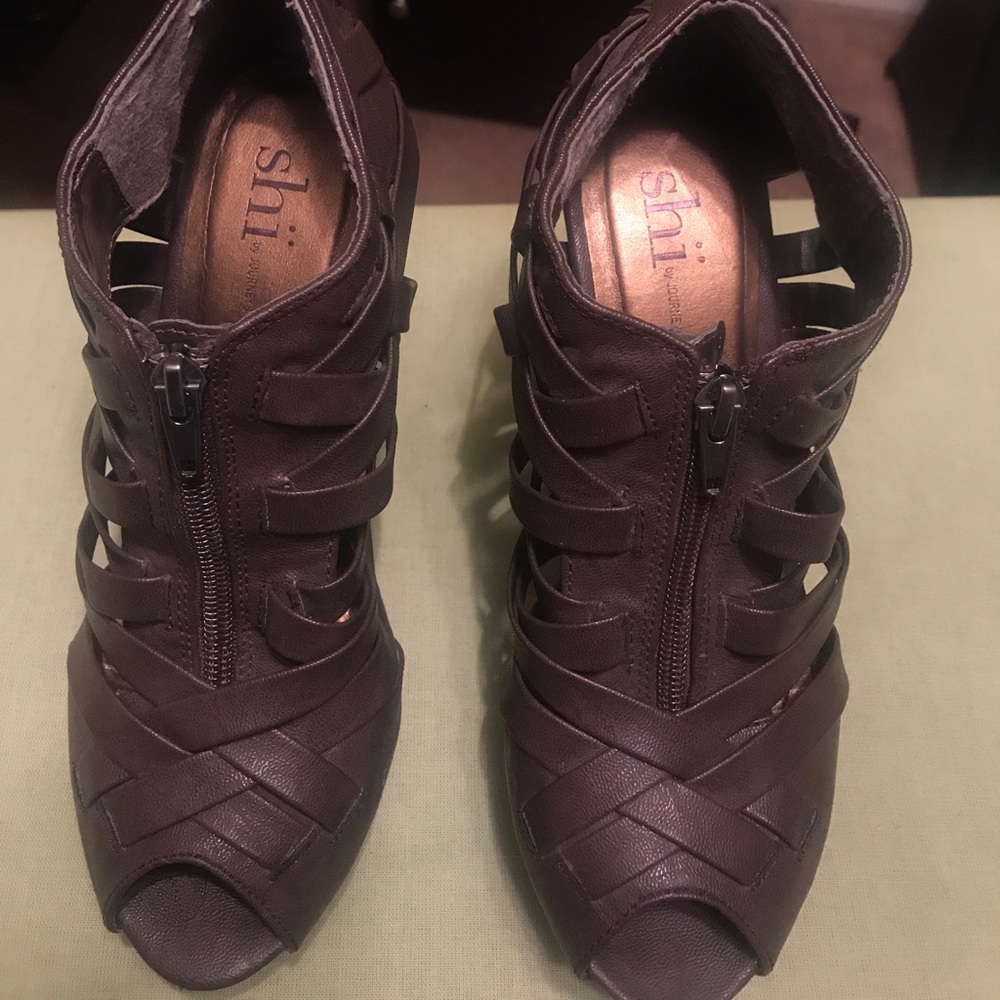 Super cute brown wedges!