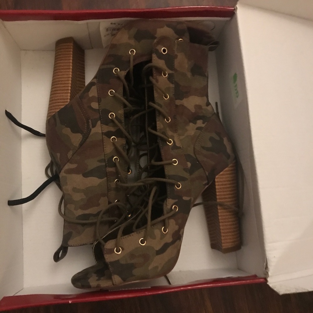 Boots camouflage  lace up super sexy size 9