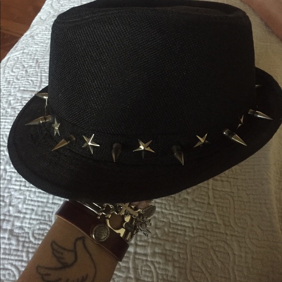 Black studded hat with stars - Picture 2 of 4