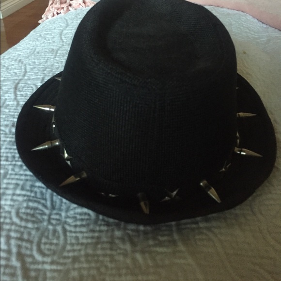 Black studded hat with stars - Picture 3 of 4