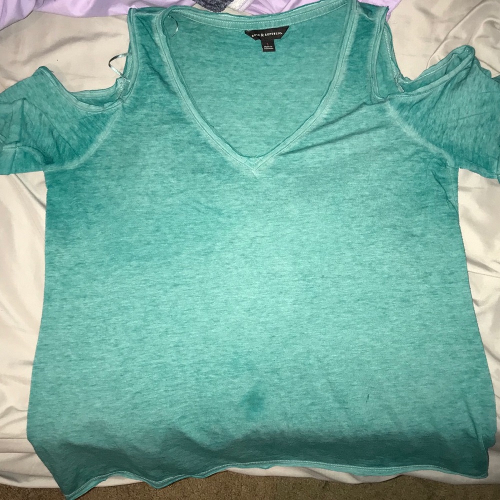 Rock&Republic Cold Shoulder Tee