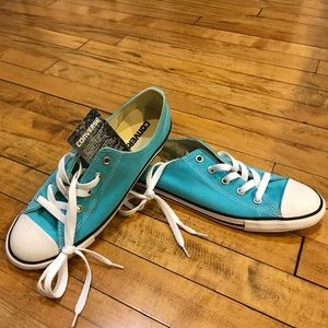 NWT!! Converse size 8. Dainty style. Blue