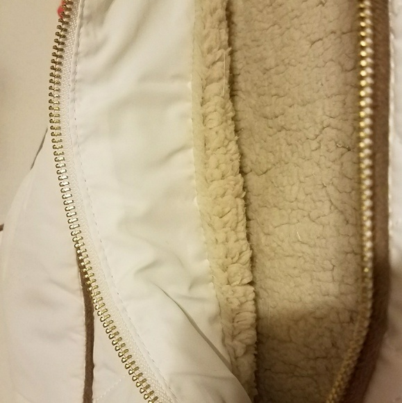 Beautiful ivory quilted vest with gold hardware - Picture 2 of 3