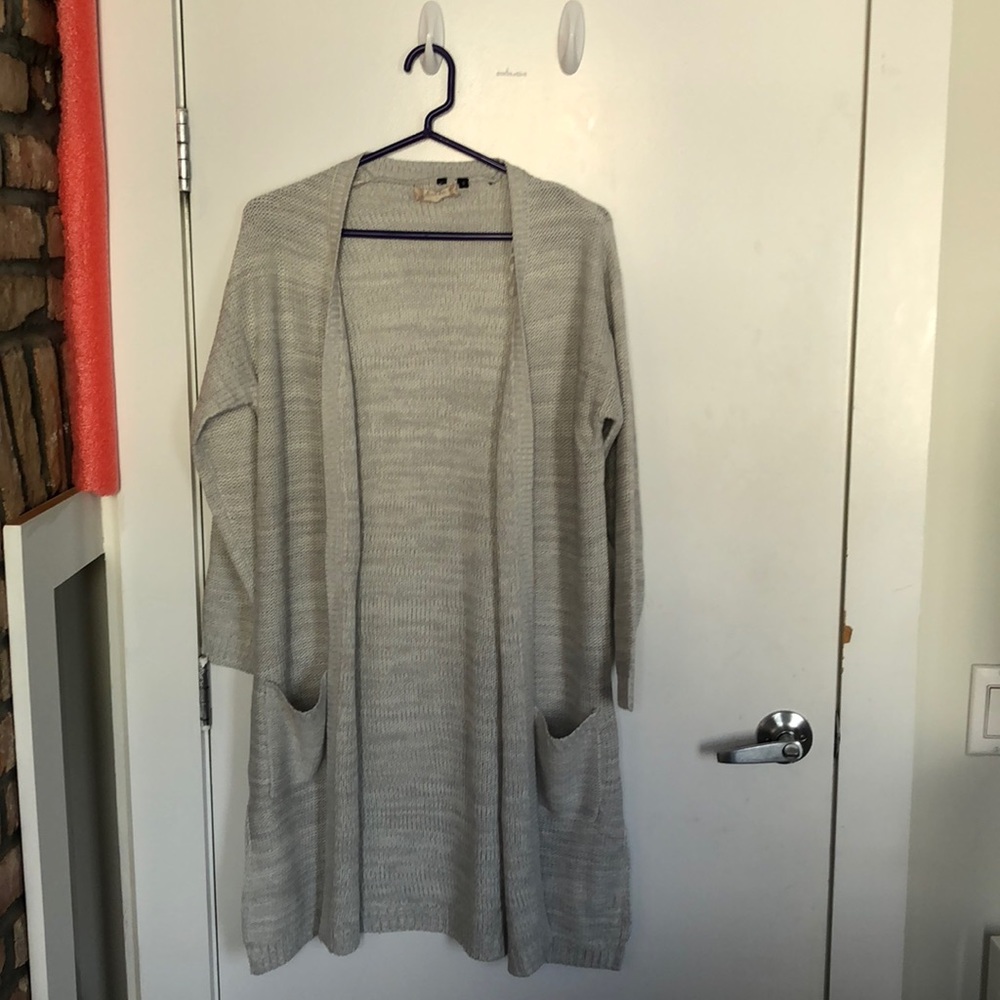 Long grey cardigan with pockets.