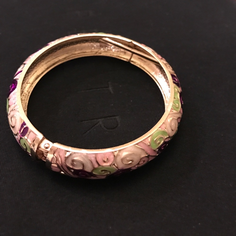 Cloisonné clasp bracelet
