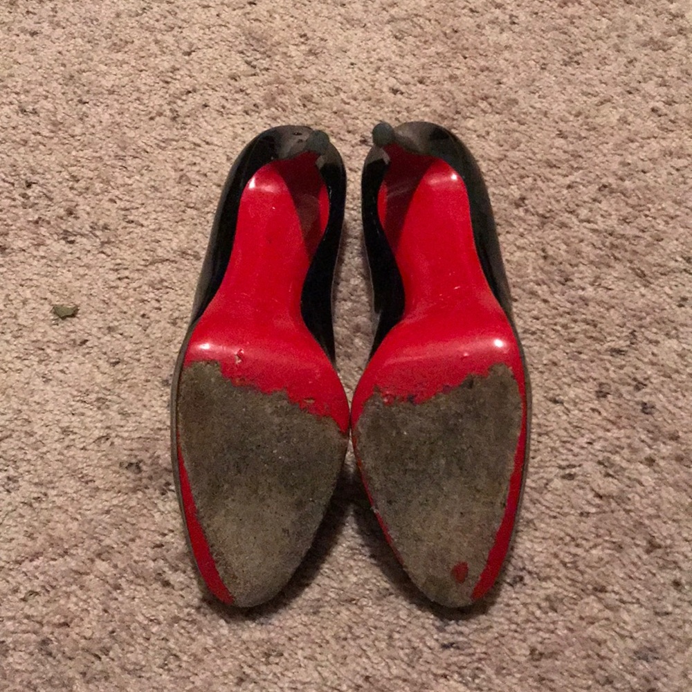 Christian Louboutin Black Patent Pump - Picture 2 of 8