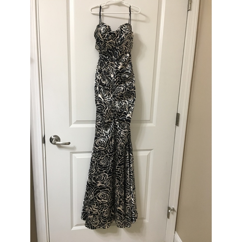 MAKE AN OFFER Rose swirl gown NWOT