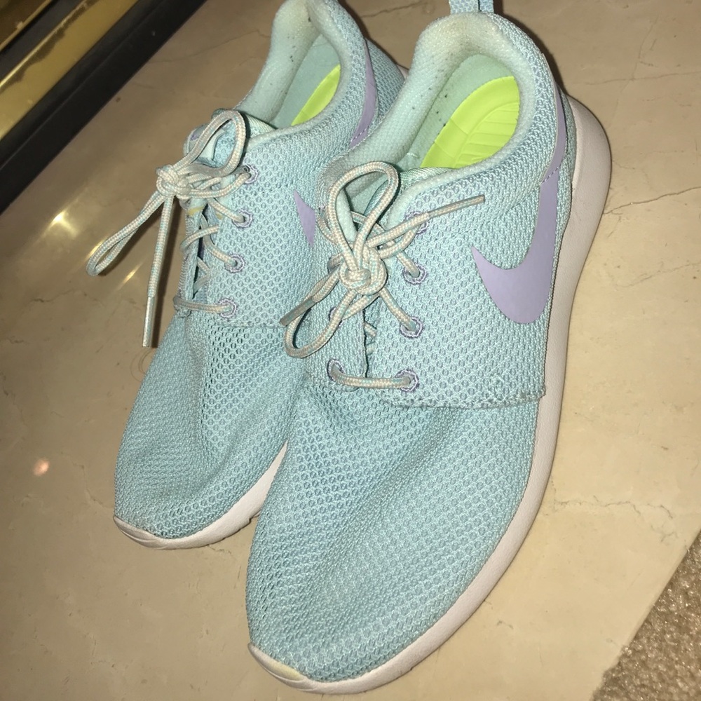 Nike roshe rubs size 7.5