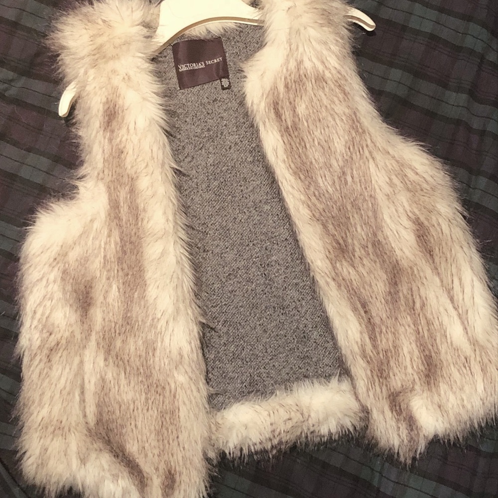 💸SOLD💸 VS Supermodel Essentials Fur Vest - Picture 2 of 3