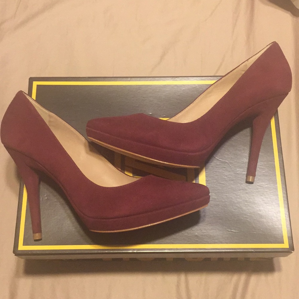 Brand new Pour la Victoire burgundy pumps