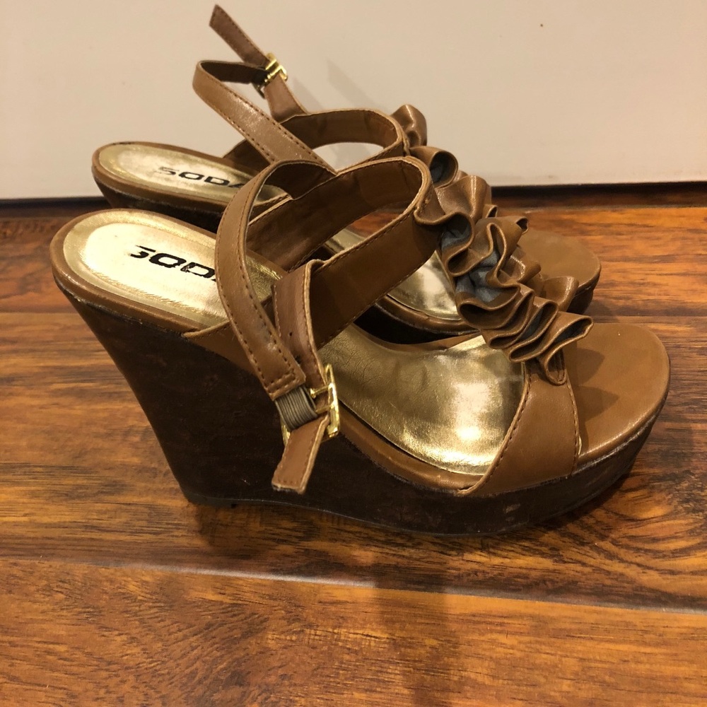 FREE W/ OTHER PURCHASE! Ruffled Brown Wedges sz8