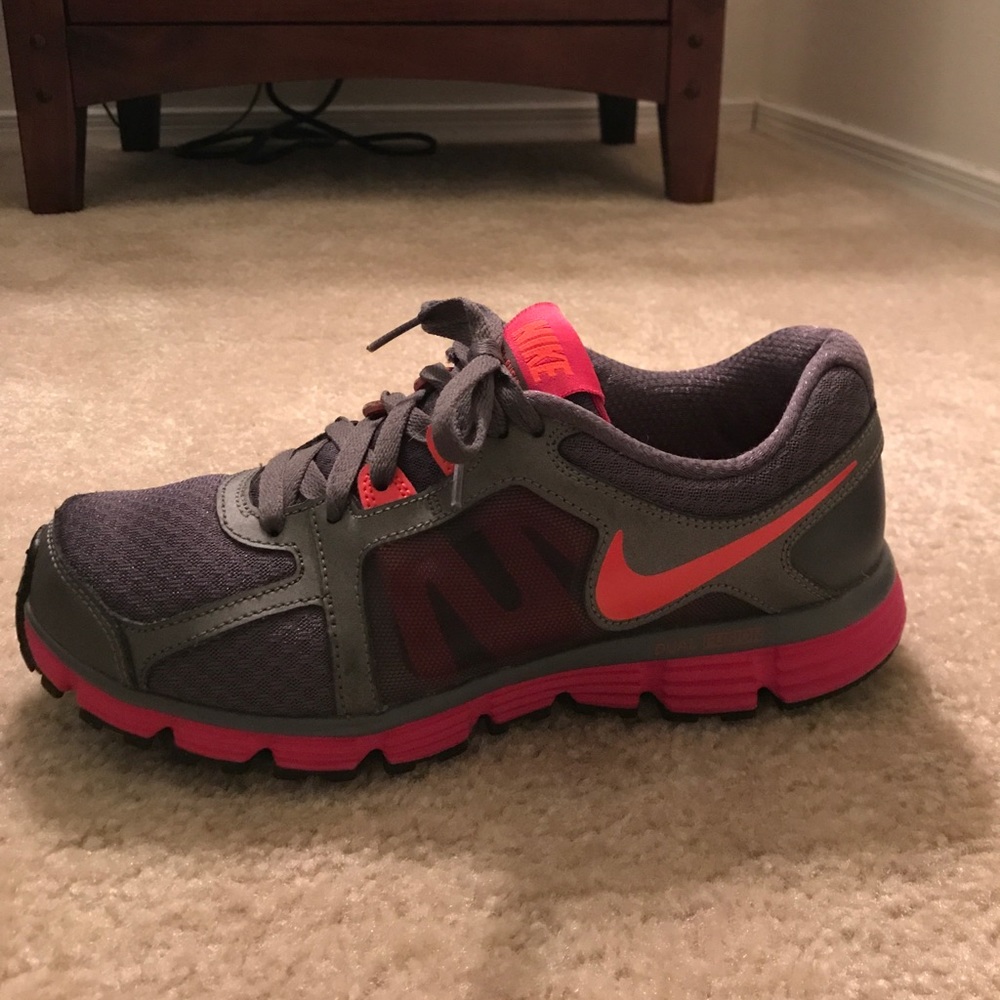 NIKE Dual Fusion ST2 Sneakers