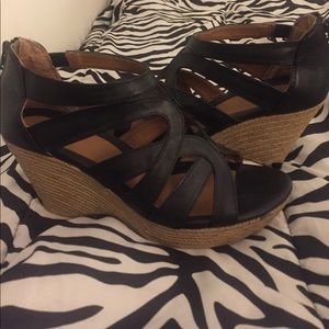 Jaclyn Smith size 7.5 Black & Tan wedges