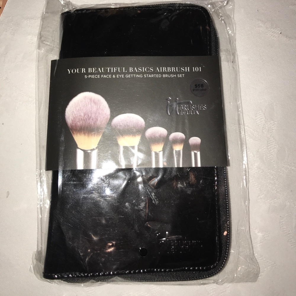 Brand new IT COSMETICS brushes
