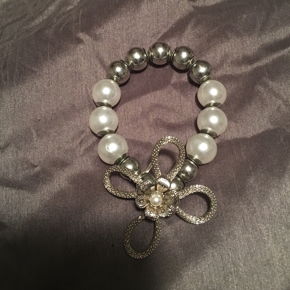 💥EUC STRETCHY PEARL AND SILVER BEAD BRACELET💥