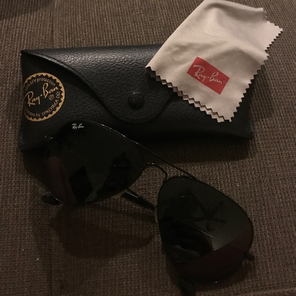Black ray ban aviators