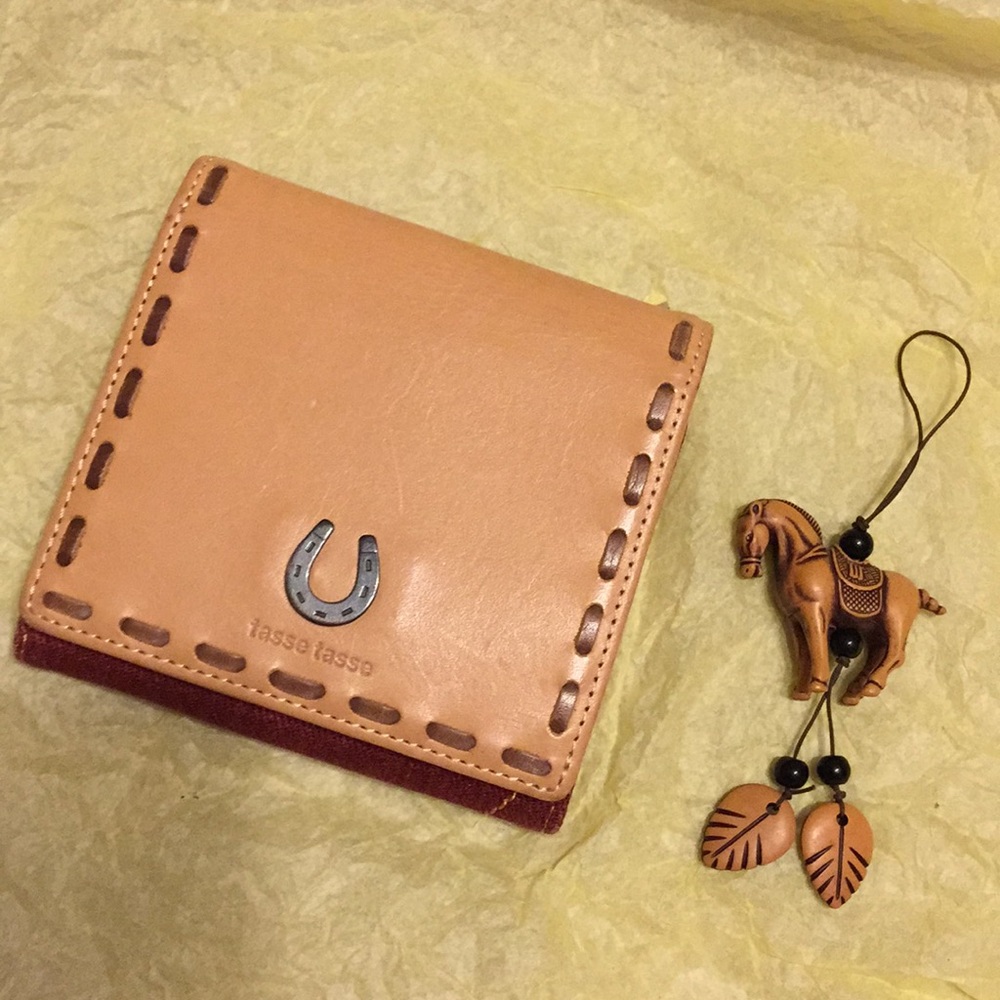 Tasse Tasse leather wallet and a charm