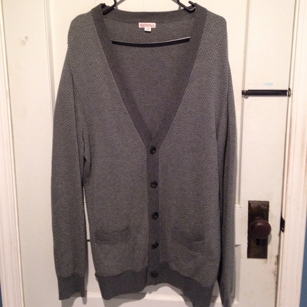 Mens gray chevron patterned cardigan size large