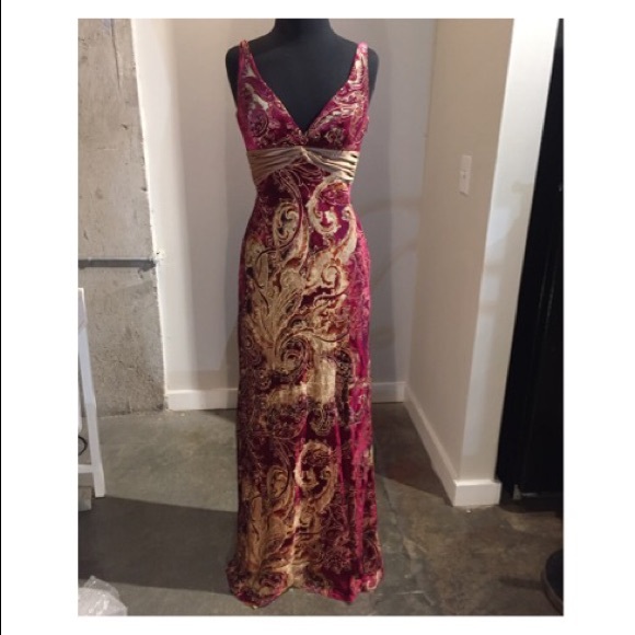 Carmen Marc Valvo Dresses & Skirts - CARMEN MARC VALVO SIGNATURE Velvet Formal Gown sz0