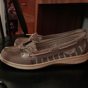 Size 8. Silver with white stripe Sperrys