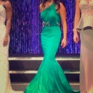 Sherri Hill size 4 emerald green dress.
