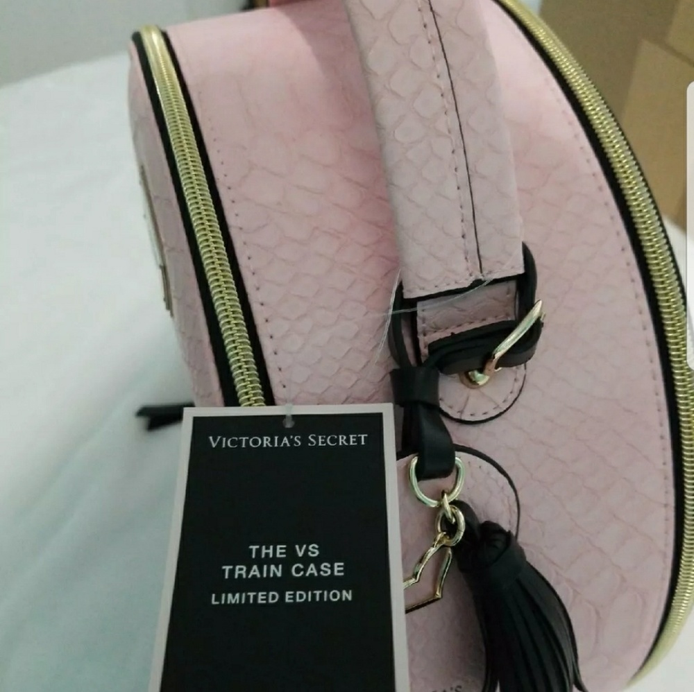 ❎SOLD❎ VS Train Case