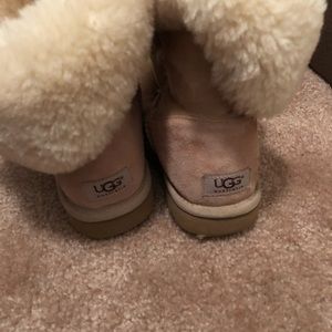 UGG - Bailey Button - Sand