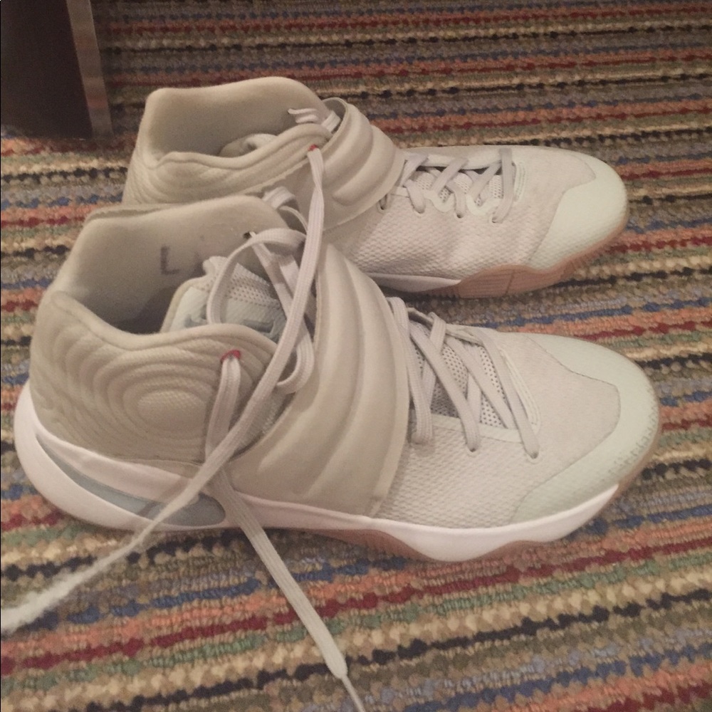 Kyrie 2s size 11.5