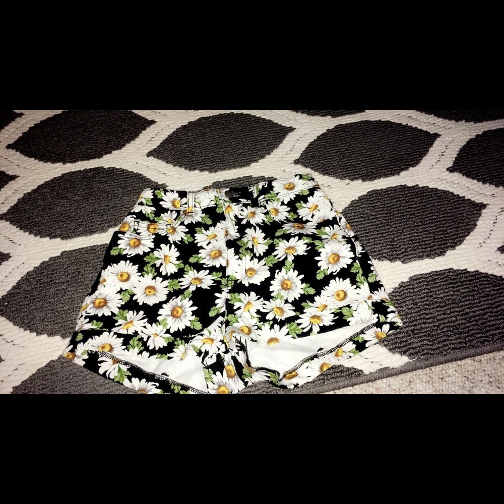 Daisy print shorts