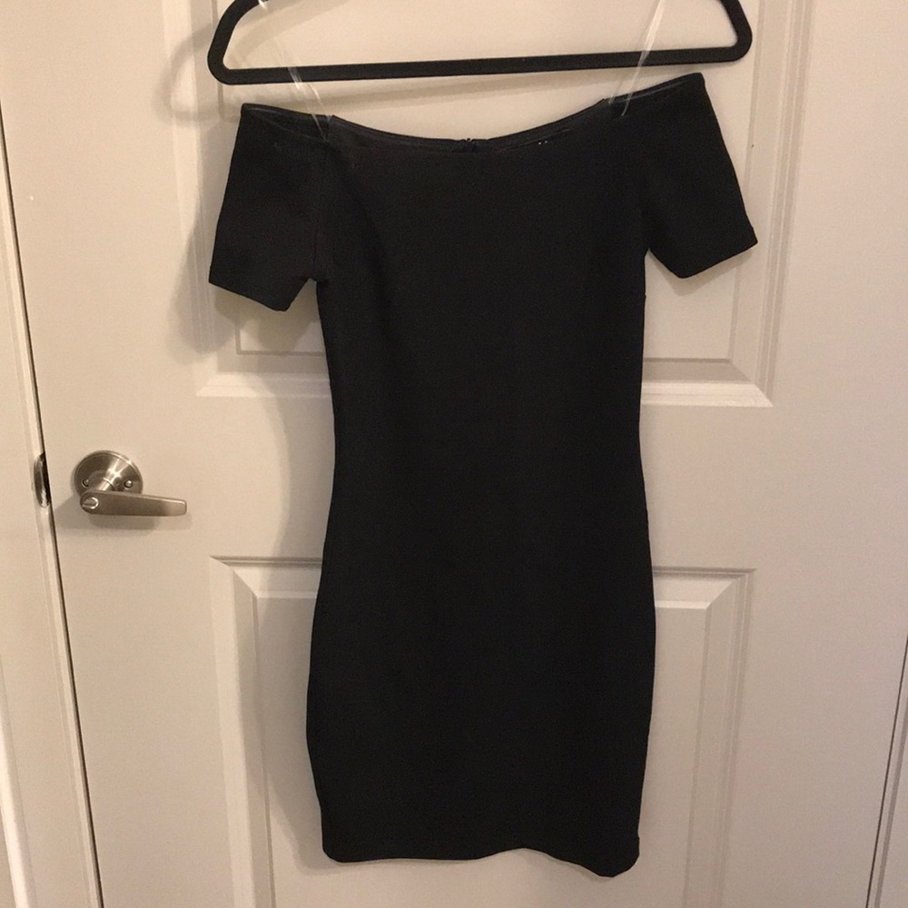 Body con, off the shoulder dress