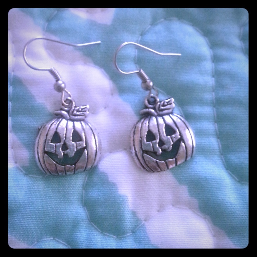 3/$15 Thanksgiving earrings! Cute pumpkins!