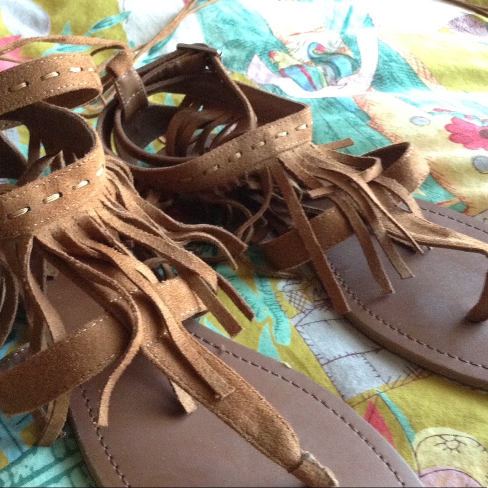 Gladiator type flip flop with fringe! ✌🏼️🕶🌞