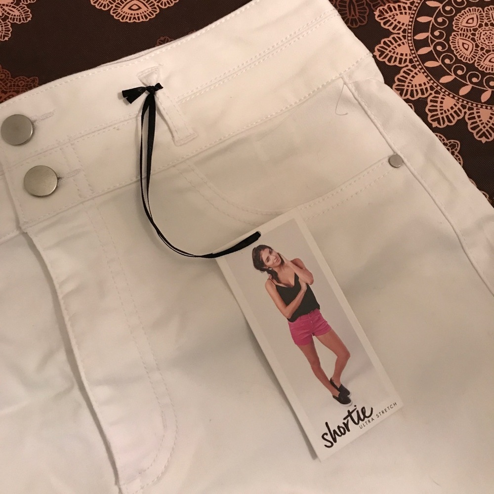 Size 9 or Size 11 NEW White Super Soft Shorts - Picture 3 of 4