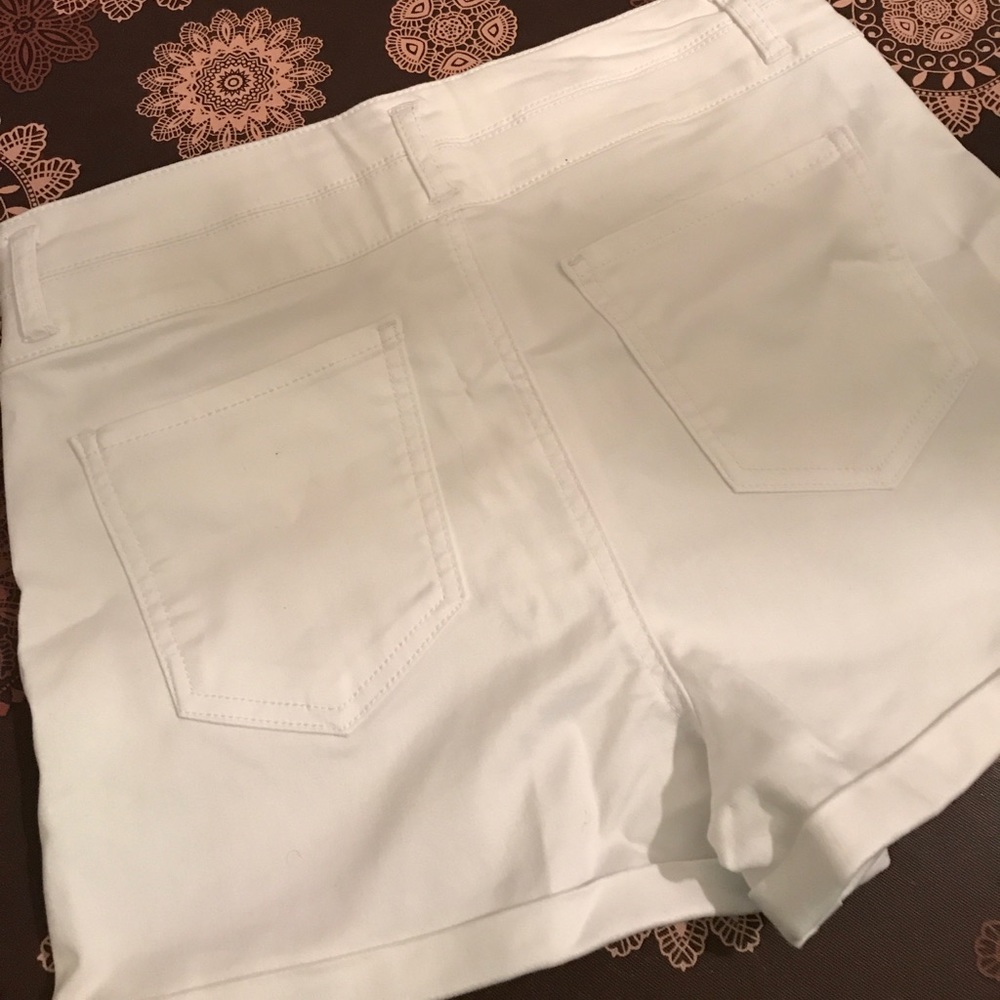 Size 9 or Size 11 NEW White Super Soft Shorts - Picture 4 of 4