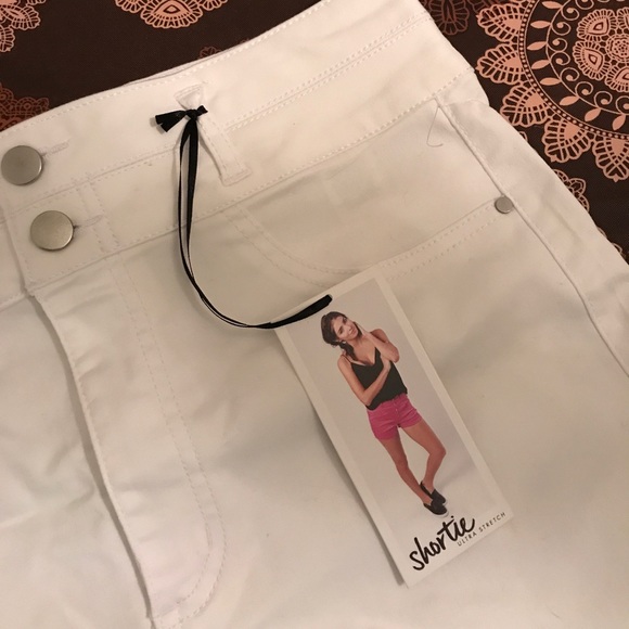 Size 9 or Size 11 NEW White Super Soft Shorts - Picture 3 of 4