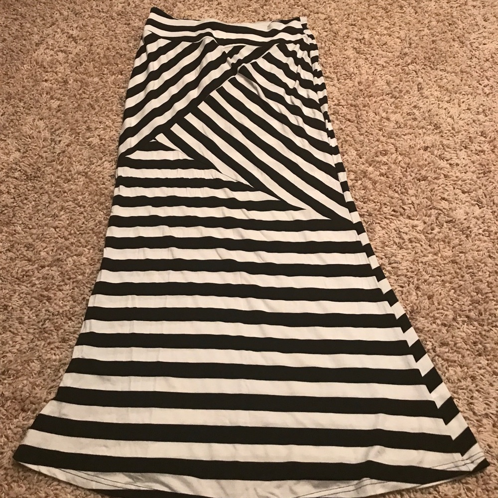 Black and white maxi skirt