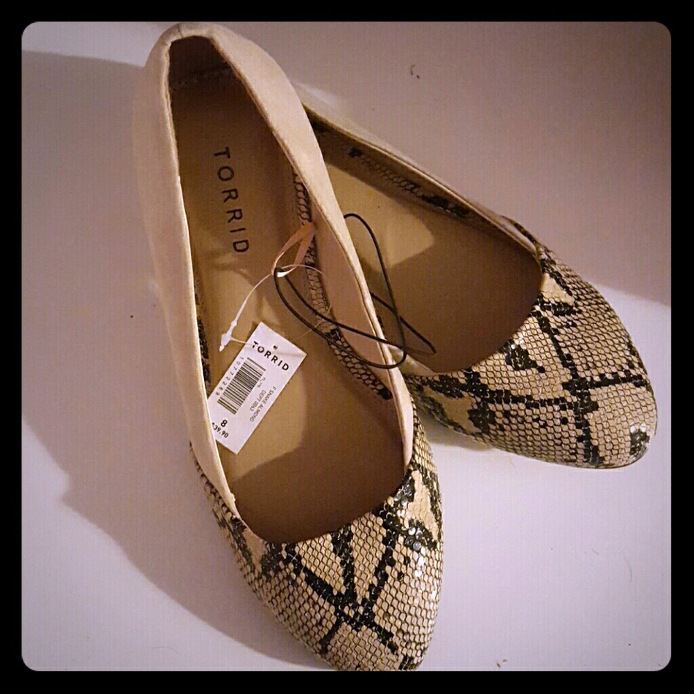 NWT Torrid snake almond flats