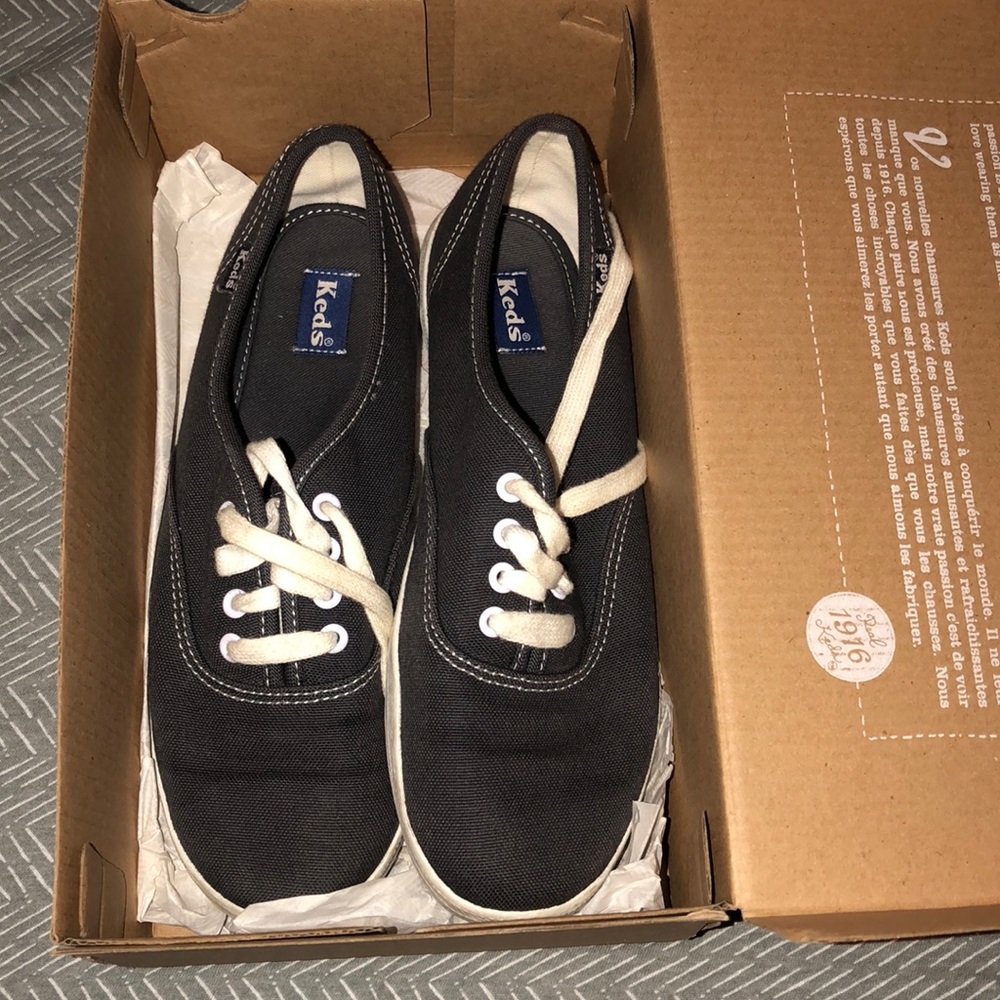 Navy blue keds